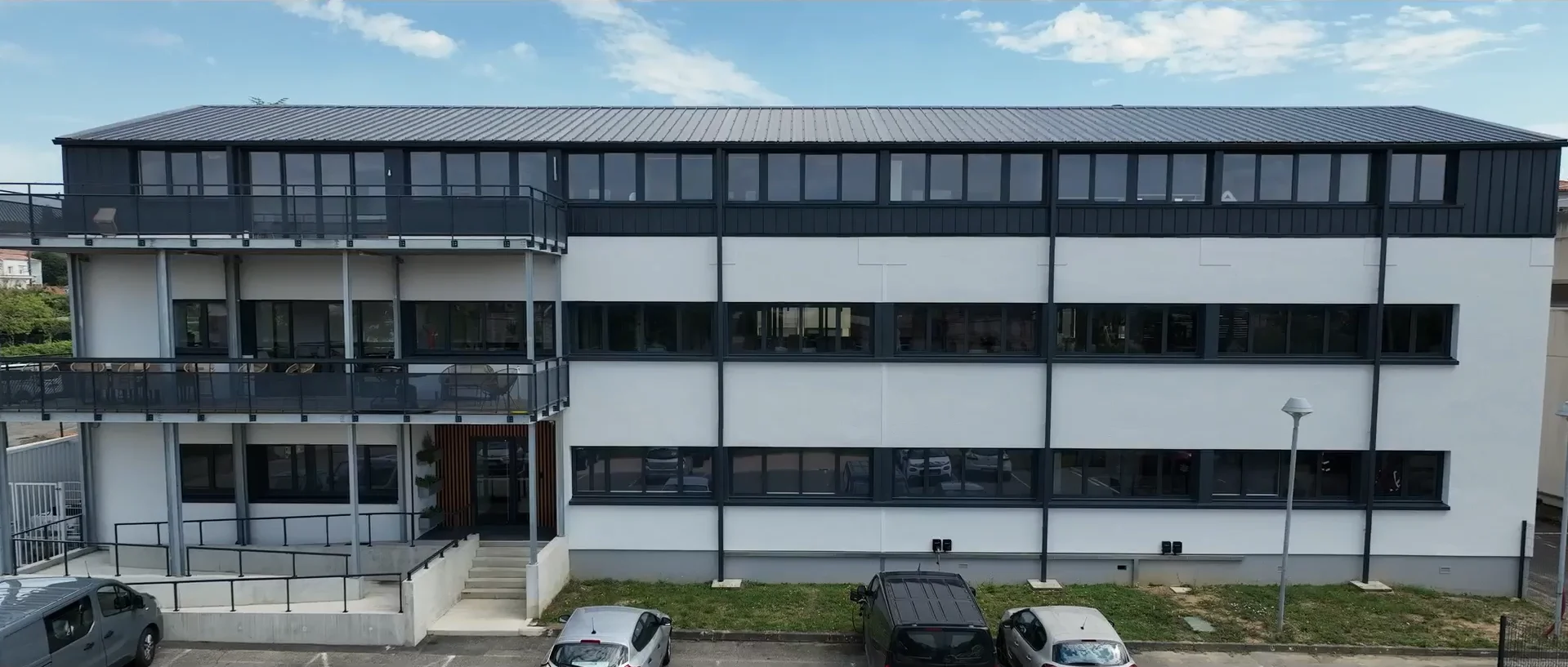 Vue façade bâtiment